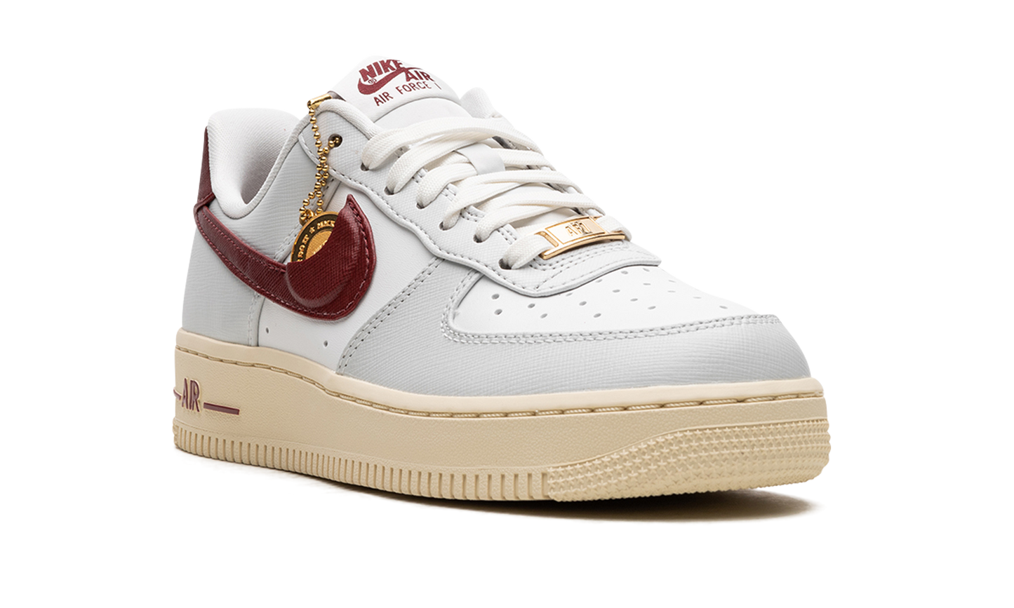 AIR FORCE 1 LO WMNS "Swoosh Pocket - Team Red"