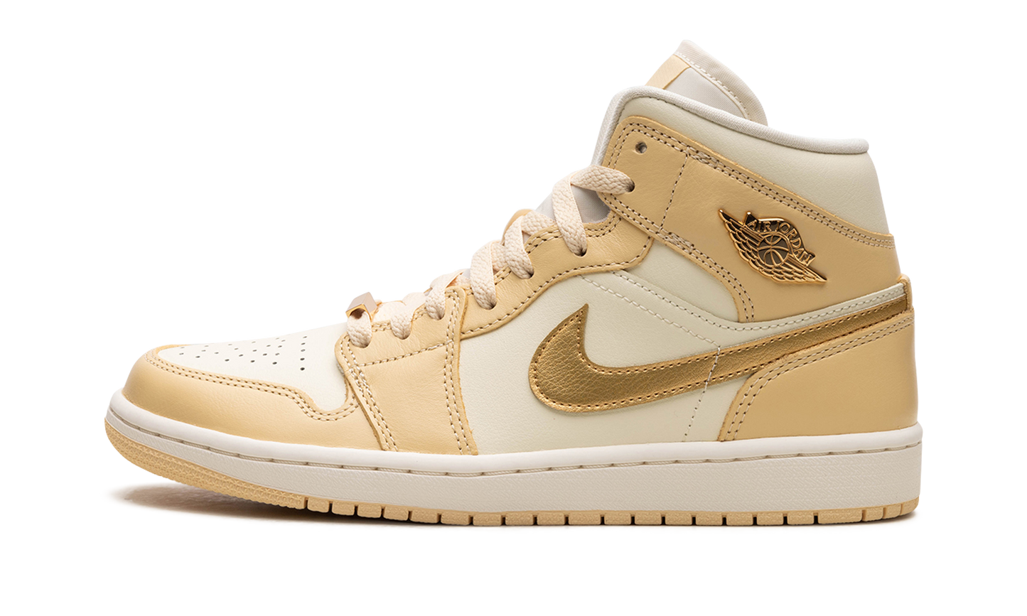 AIR JORDAN 1 MID WMNS "Pale Vanilla"