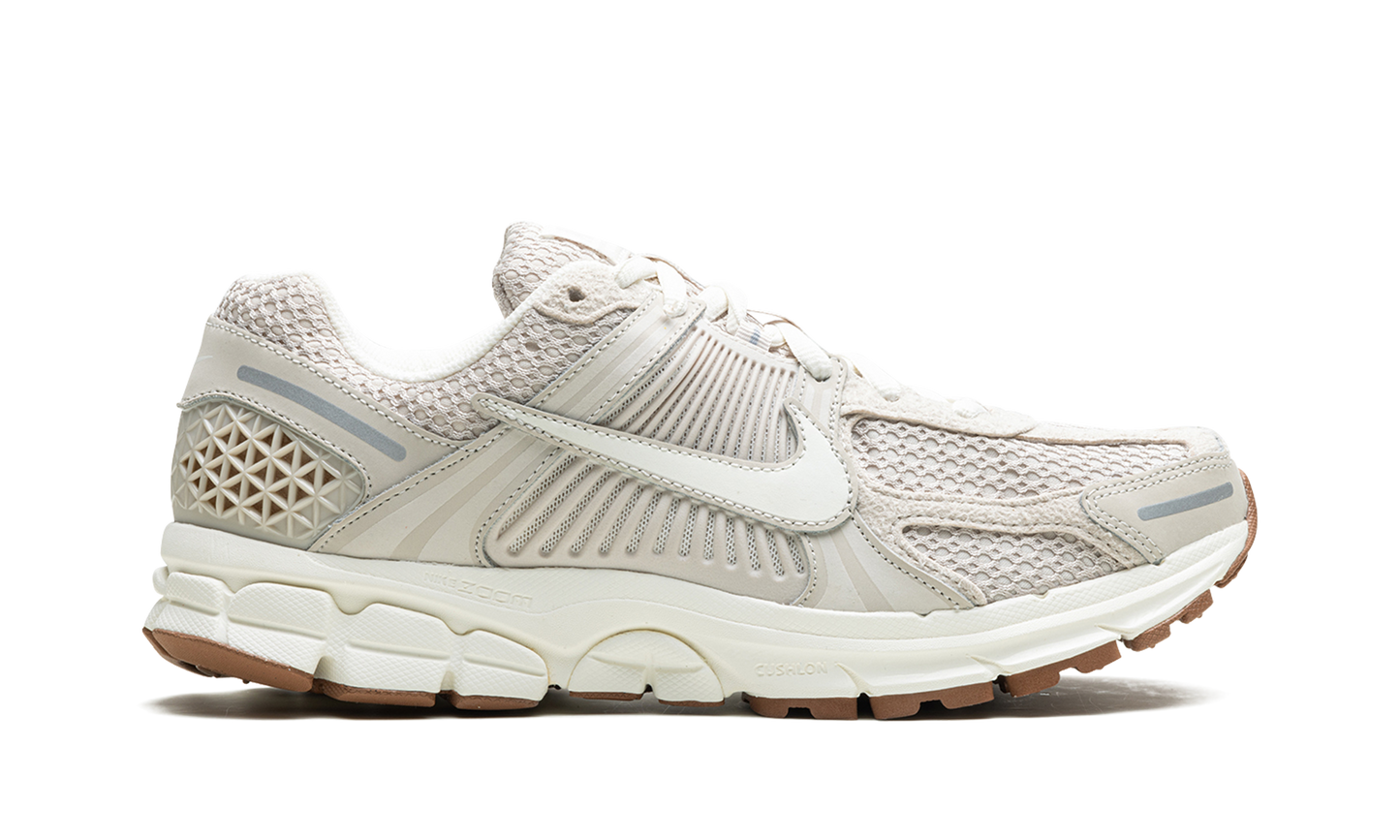 ZOOM VOMERO 5 WMNS "Light Orewood Brown"