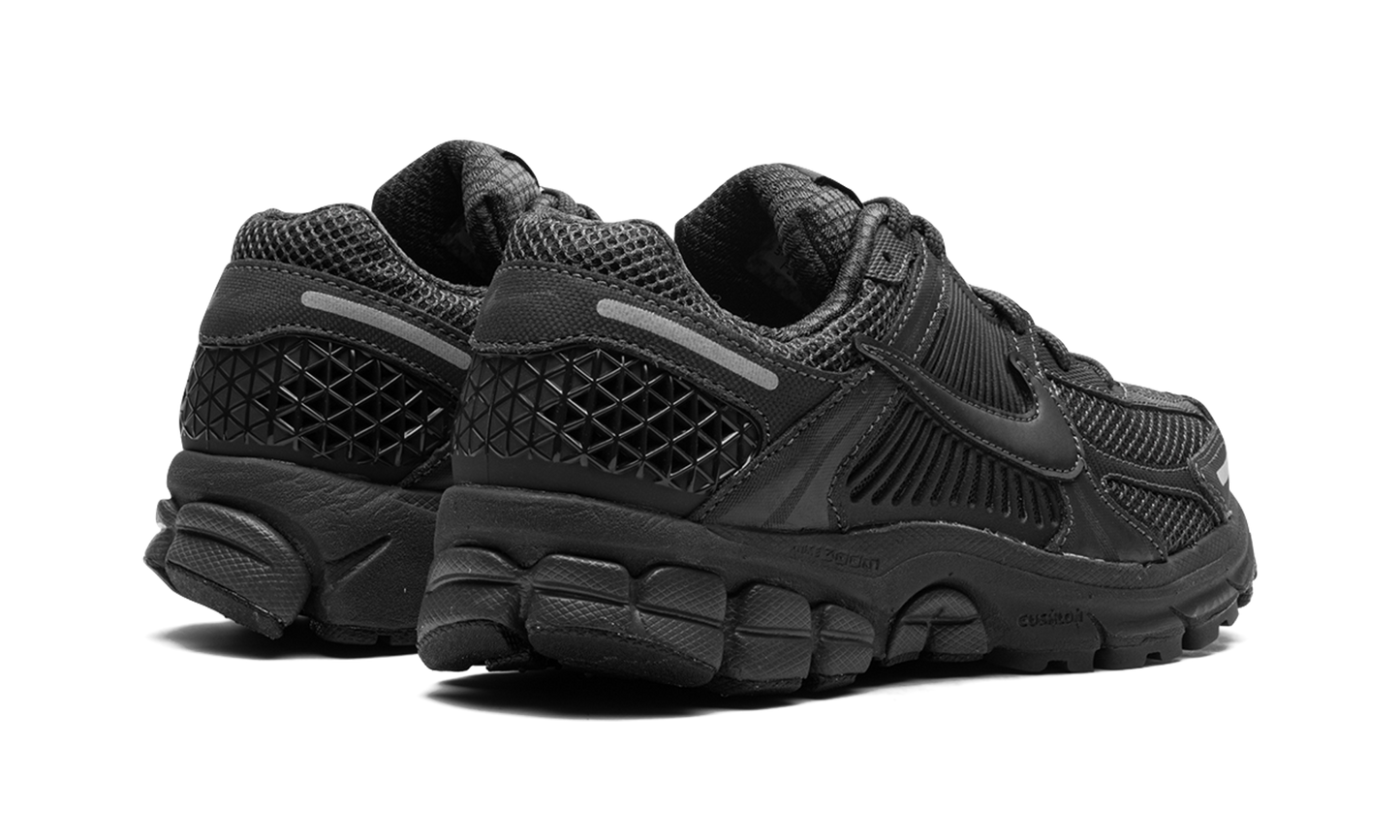 Zoom Vomero 5 WMNS "Triple Black"