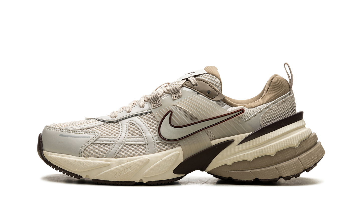 V2K RUN WMNS "Light Orewood Brown"
