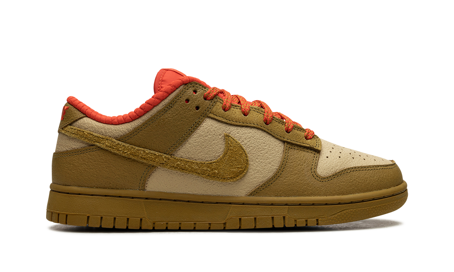 DUNK LOW WMNS "Bronzine Picante Red"