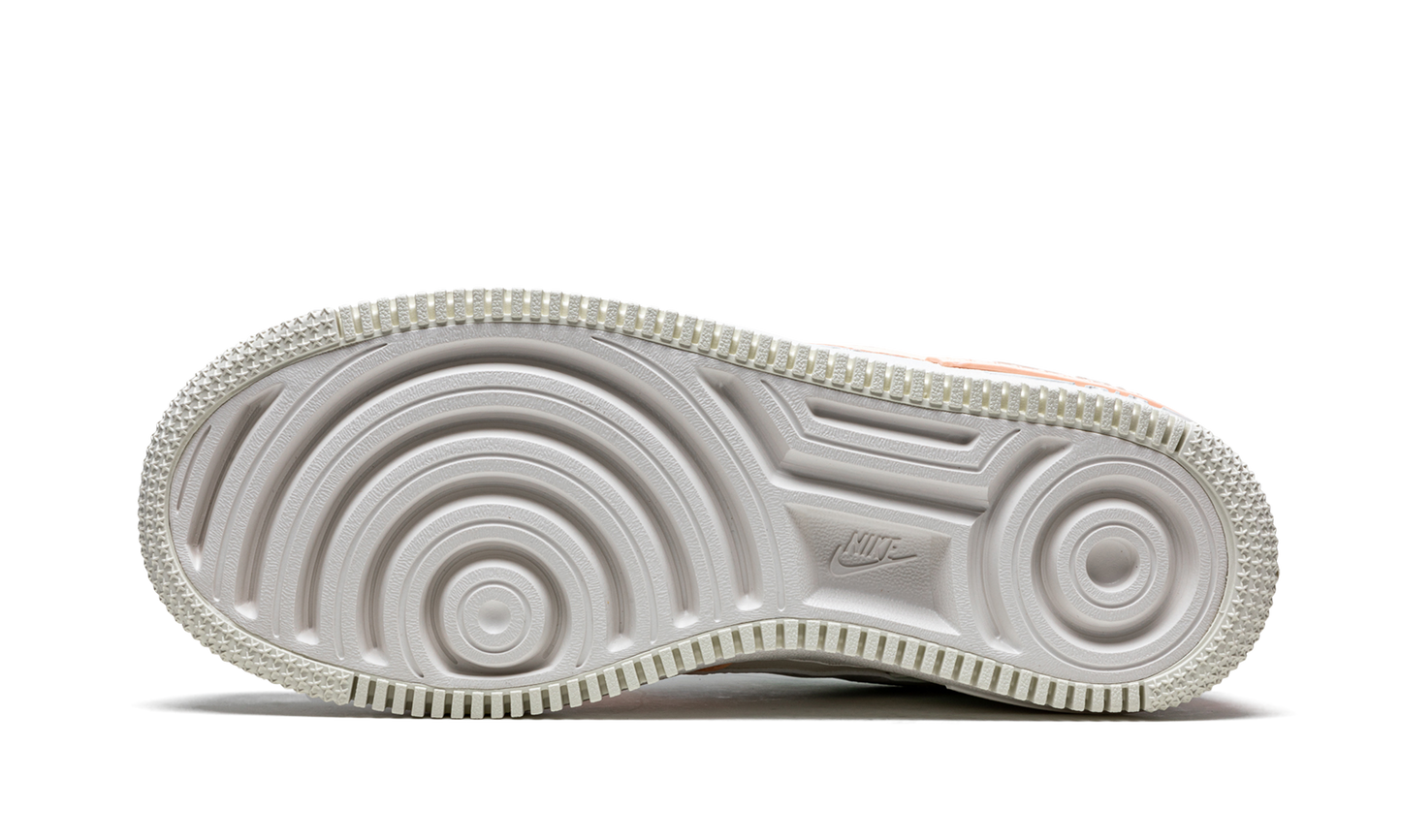 AF1 SHADO WMNS "Barely Green / Crimson Tint"