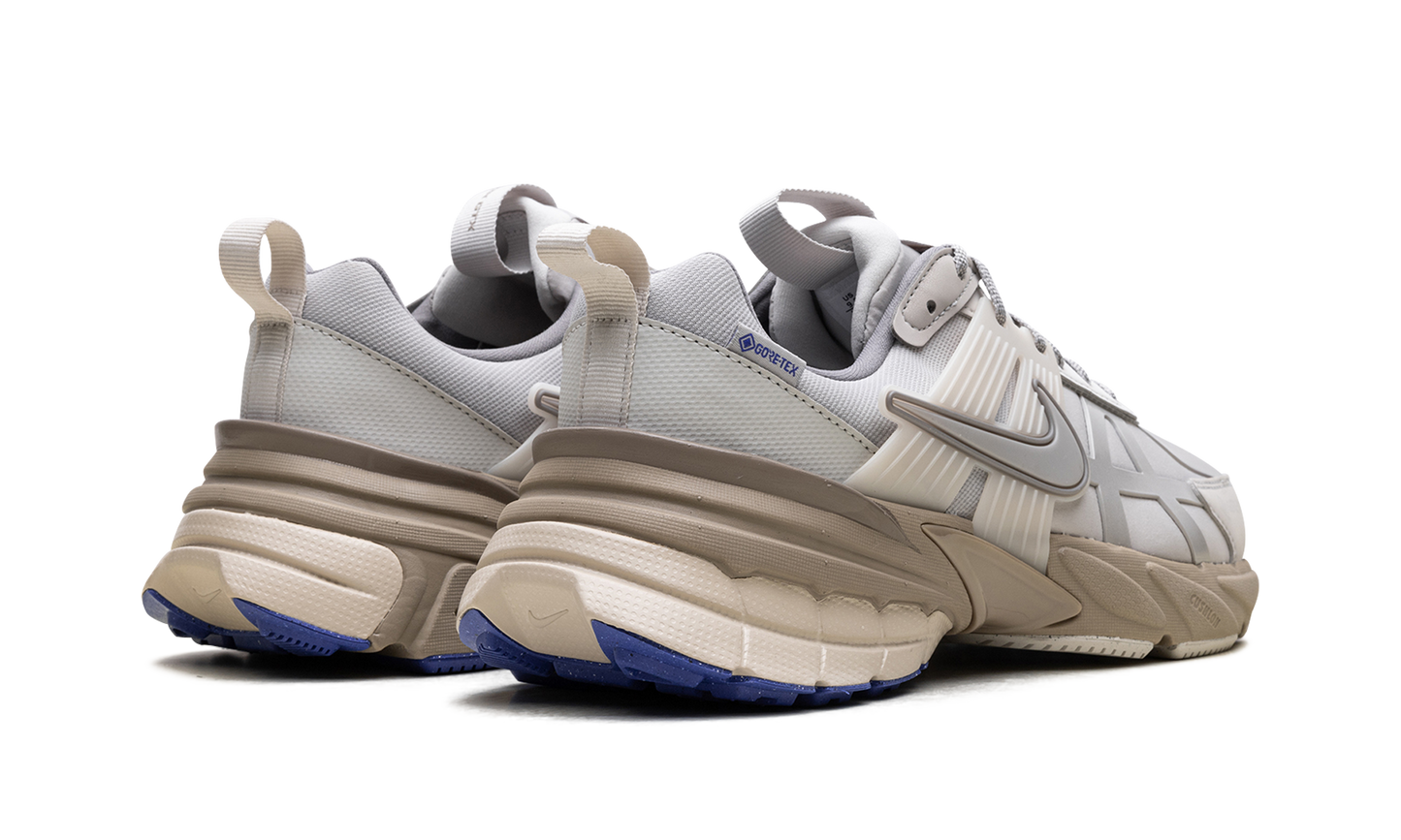 V2K Run WMNS "Gore-Tex Light Bone"