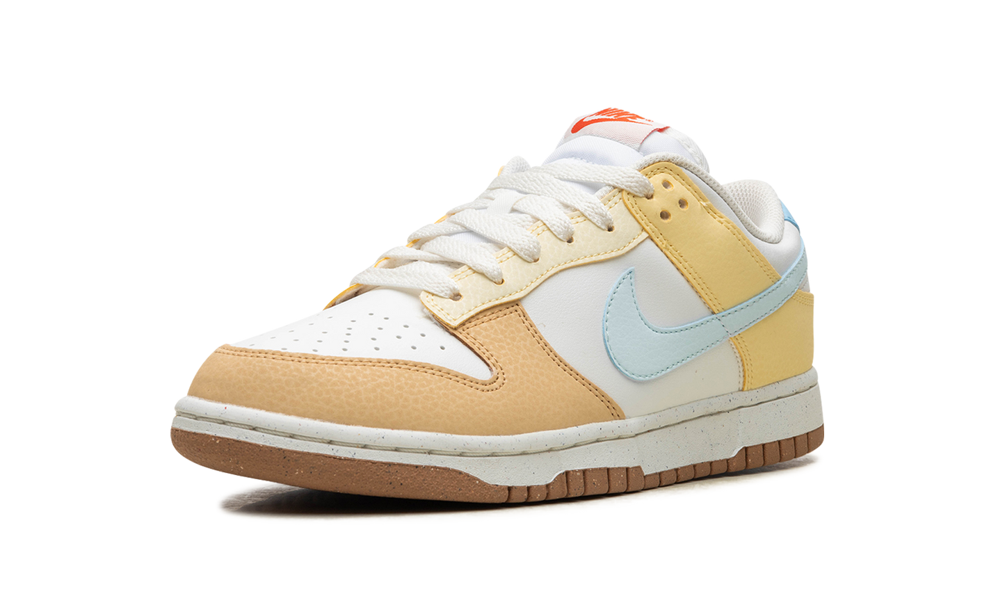 DUNK LOW WMNS "Soft Yellow"
