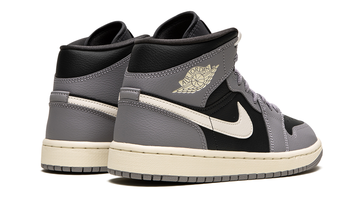 AIR JORDAN 1 MID WMNS "CEMENT GREY"