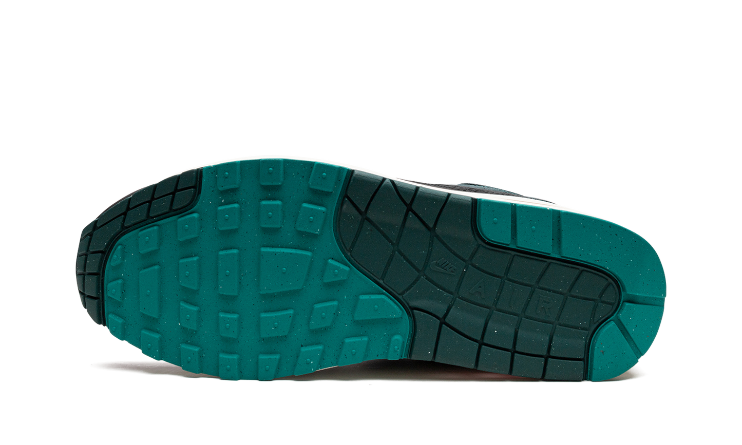 Air Max 1 "LeBron James x Liverpool"