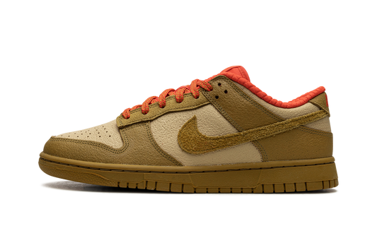 DUNK LOW WMNS "Bronzine Picante Red"