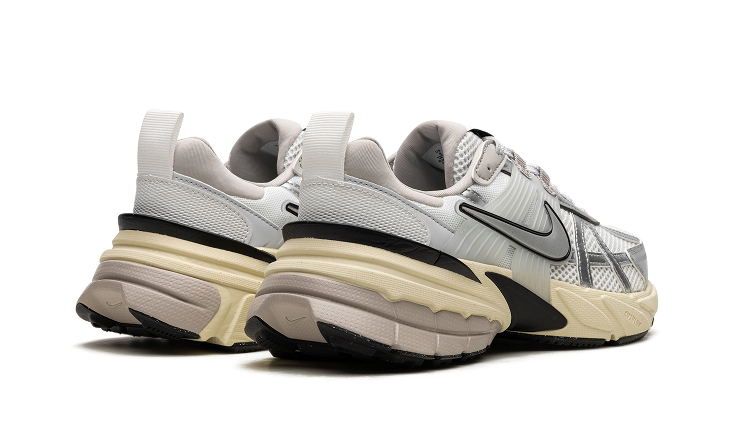 V2K RUN WMNS "Metallic Silver"