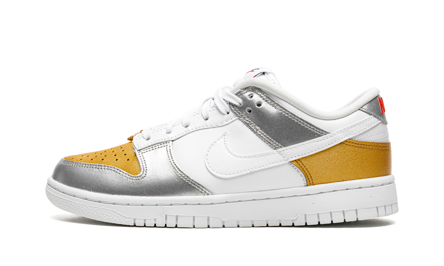 DUNK LOW WMNS "Gold White Silver"