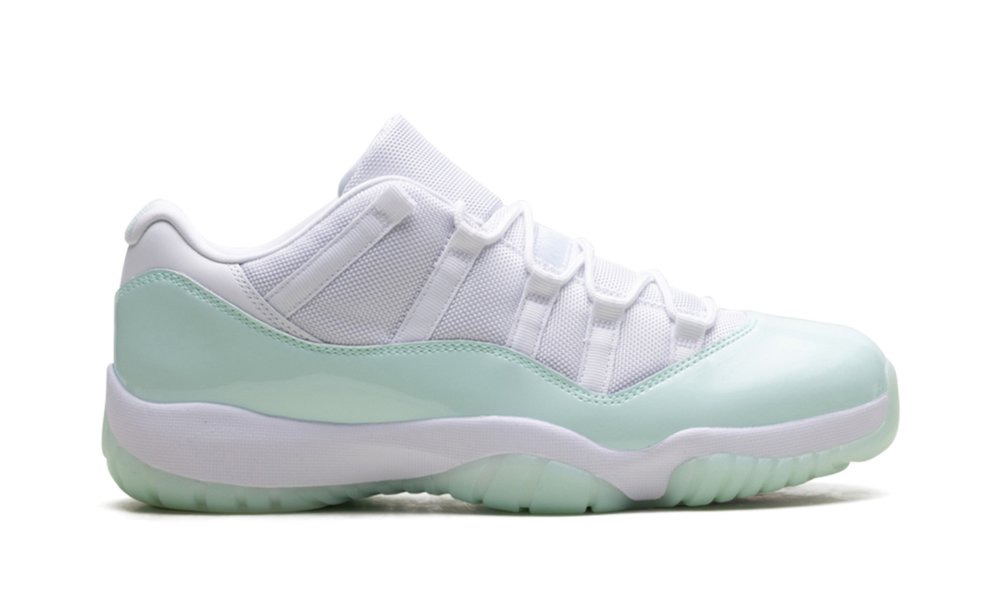 Air Jordan 11 Low WMNS "Igloo"