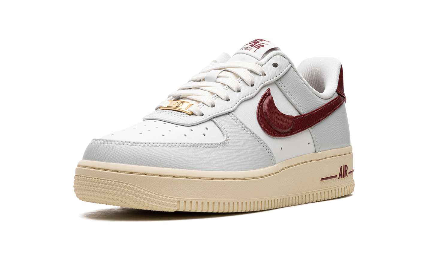 AIR FORCE 1 LO WMNS "Swoosh Pocket - Team Red"