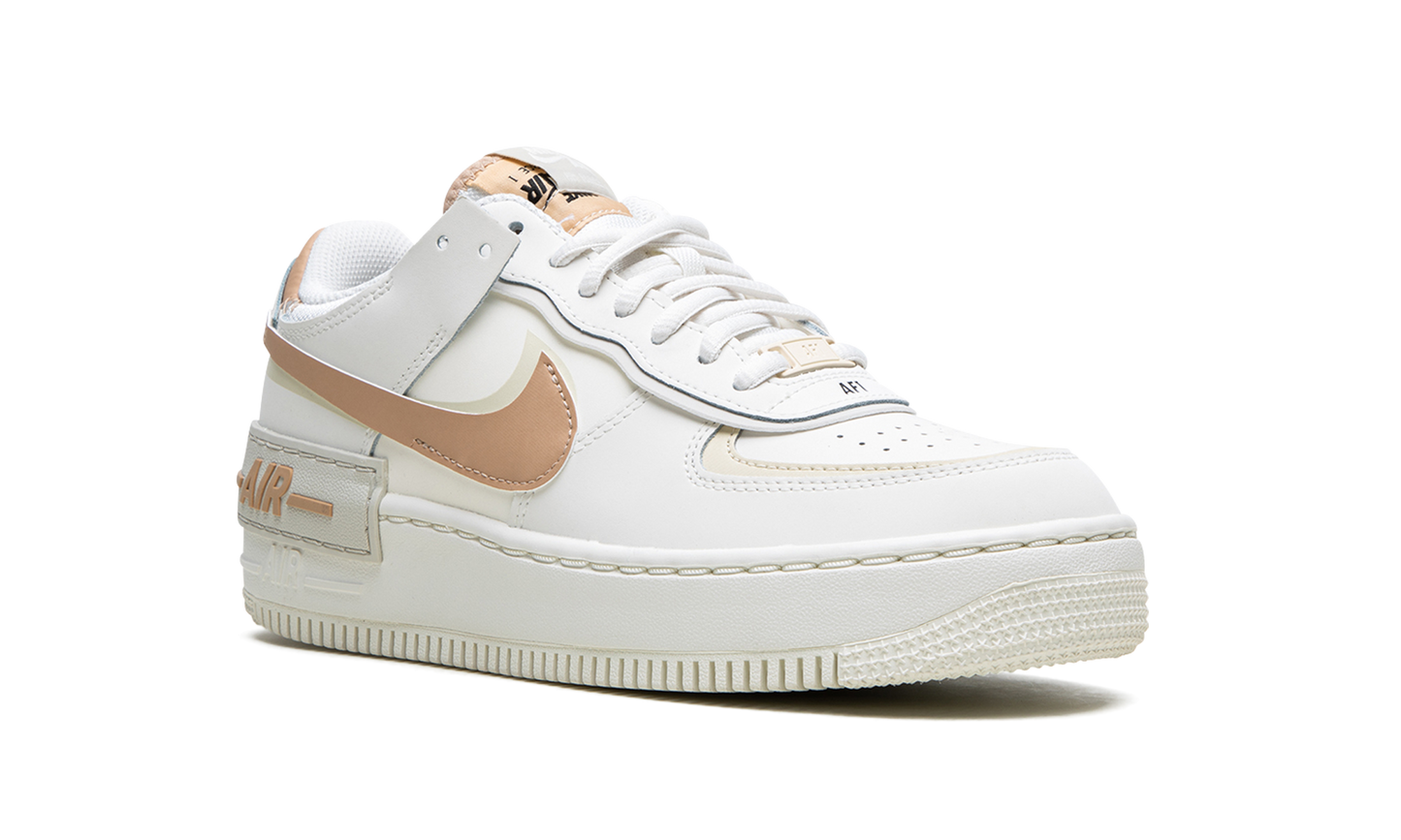 AF1 SHADO WMNS "Sail Fossil Light Bone"