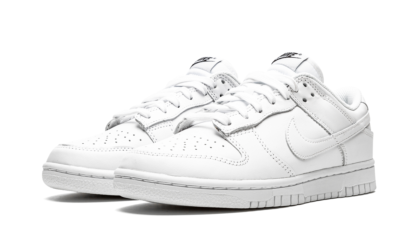 DUNK LOW WMNS "Triple White"