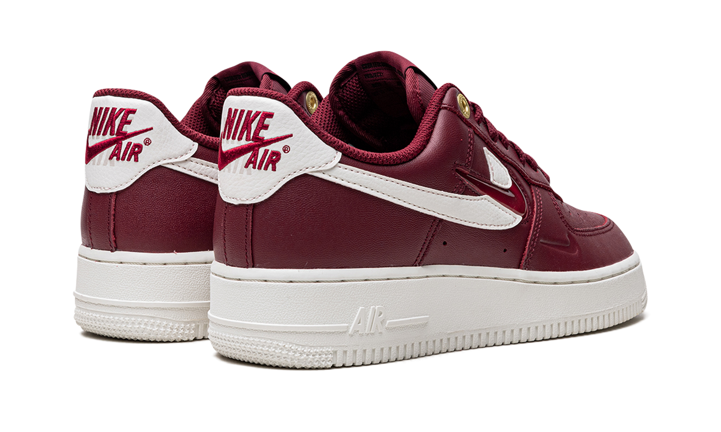 AIR FORCE 1 LO WMNS "Logo Pack - Deep Red"