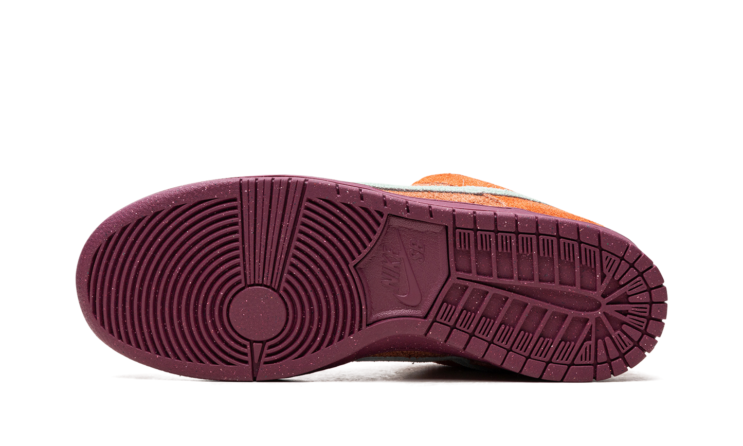 SB Dunk Low Pro Prm "Mystic Red"