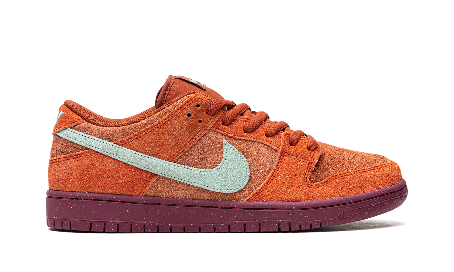 SB Dunk Low Pro Prm "Mystic Red"
