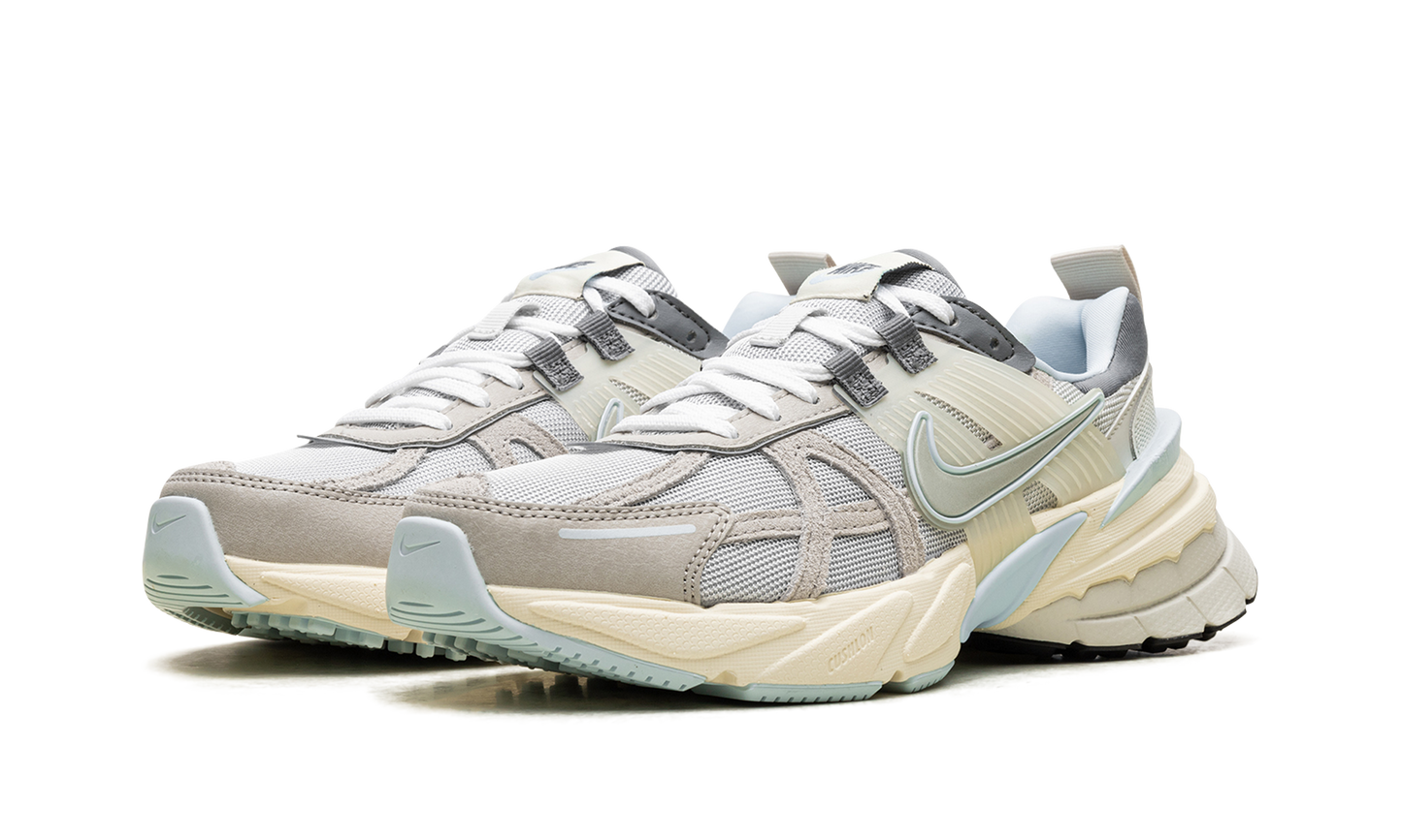 V2K Run WMNS "METALLIC PLATINUM"