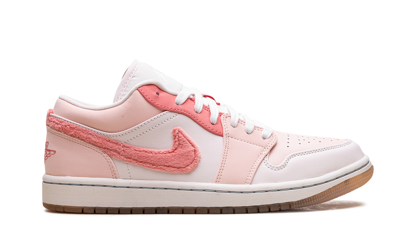 Jordan 1 Low SE WMNS "Mighty Swooshers Pink"