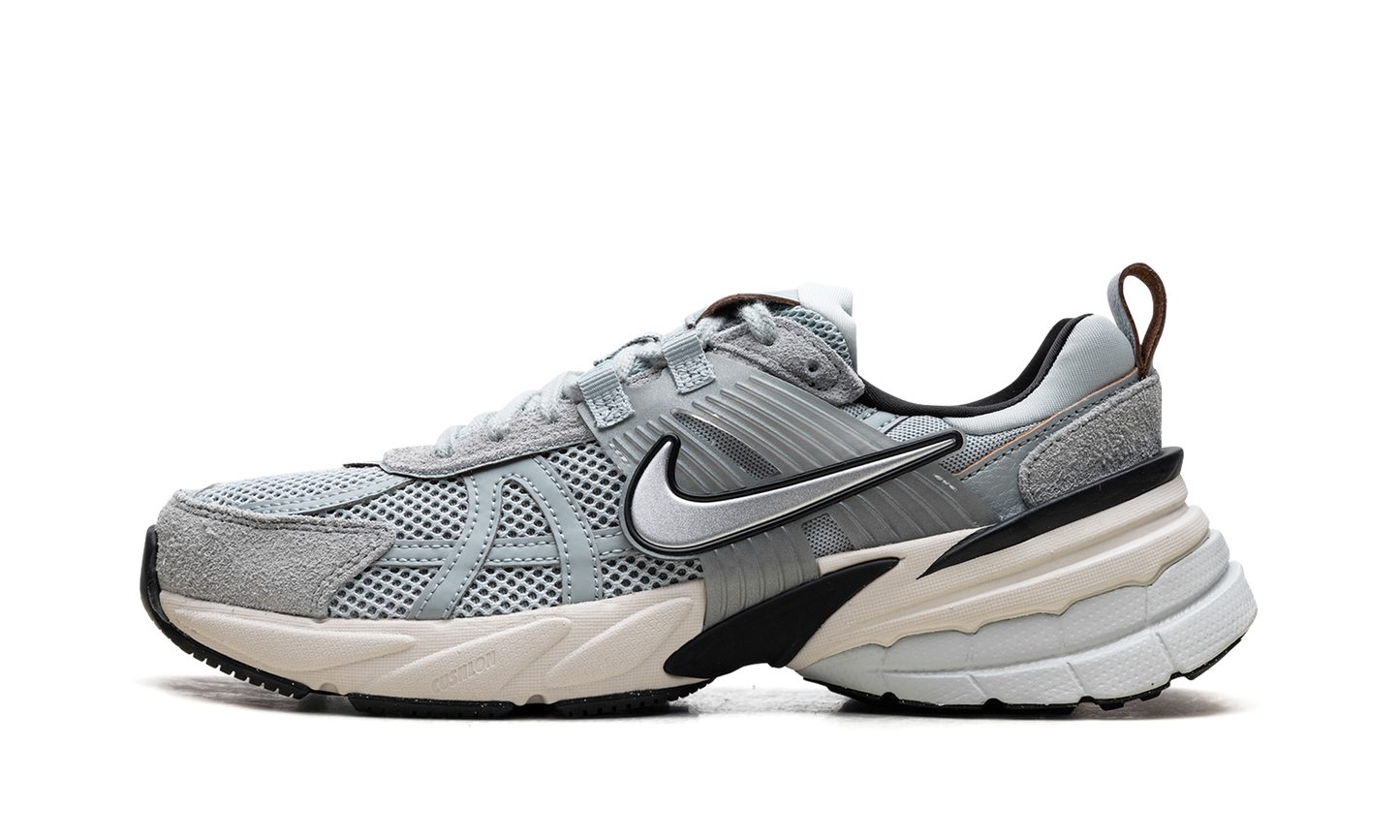 V2K Run WMNS "Light Pumic Black Chrome"