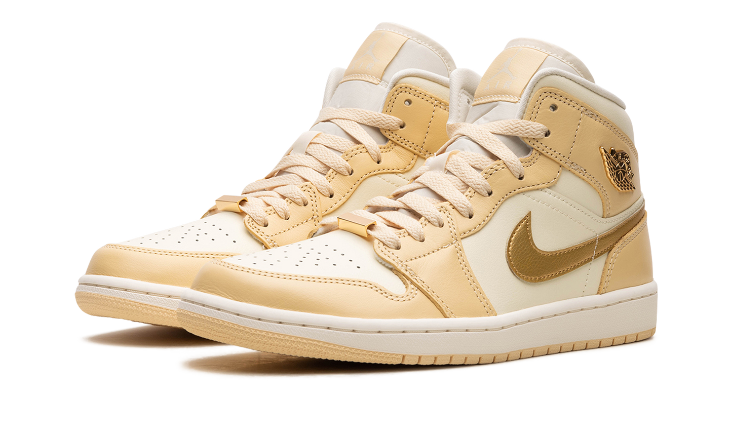 AIR JORDAN 1 MID WMNS "Pale Vanilla"