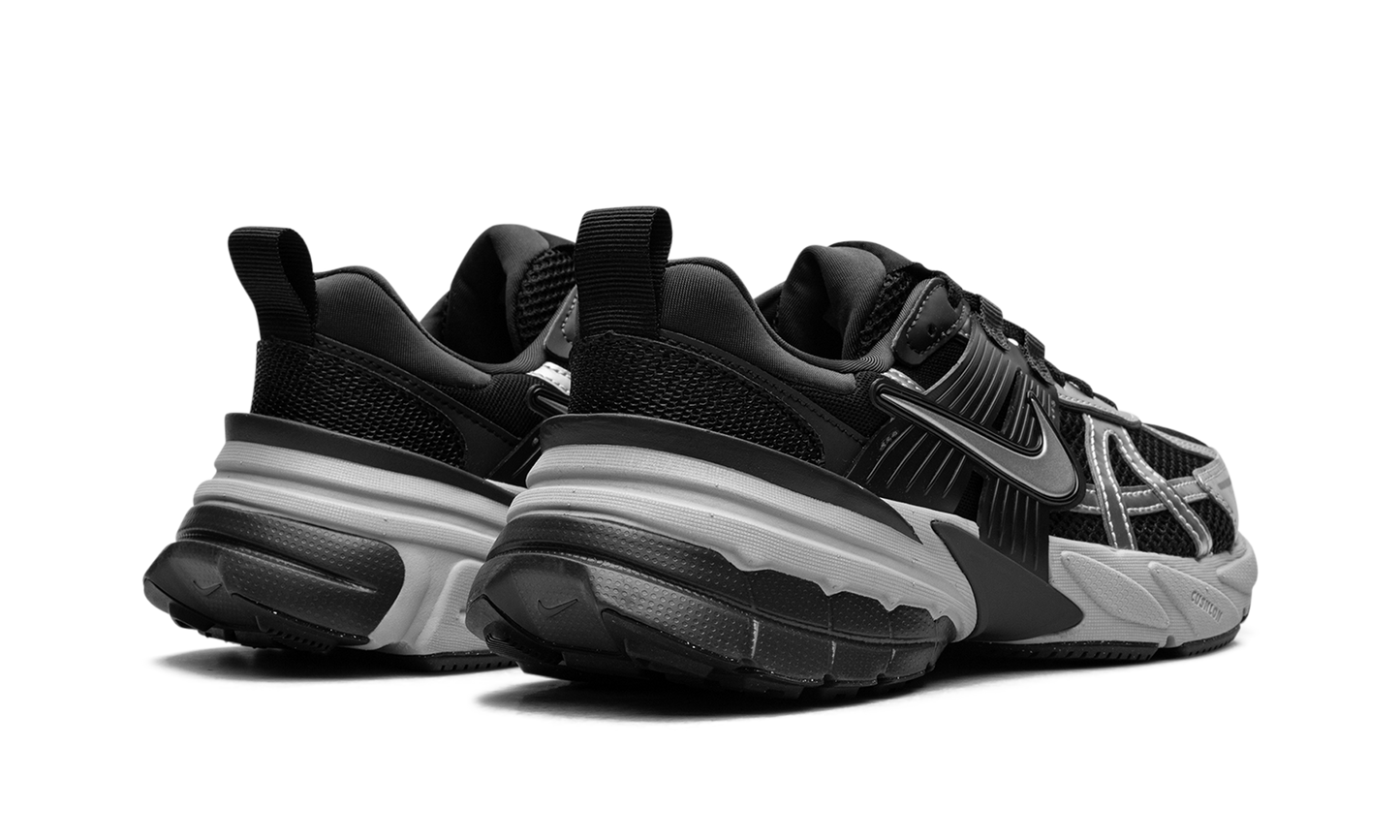 V2K Run WMNS "Black Metallic Silver"