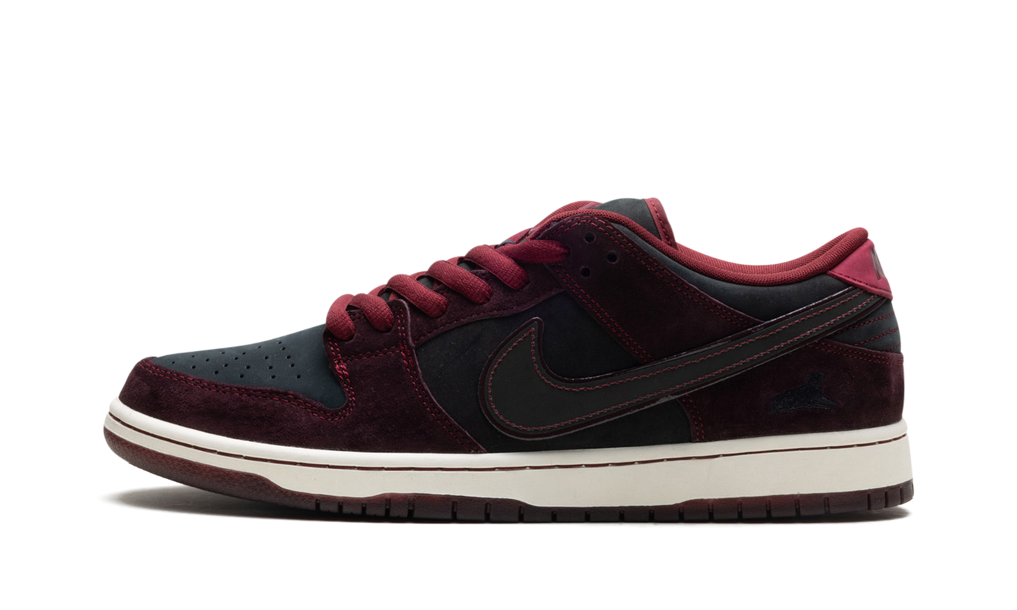 SB Dunk Low "Riot Skateshop"