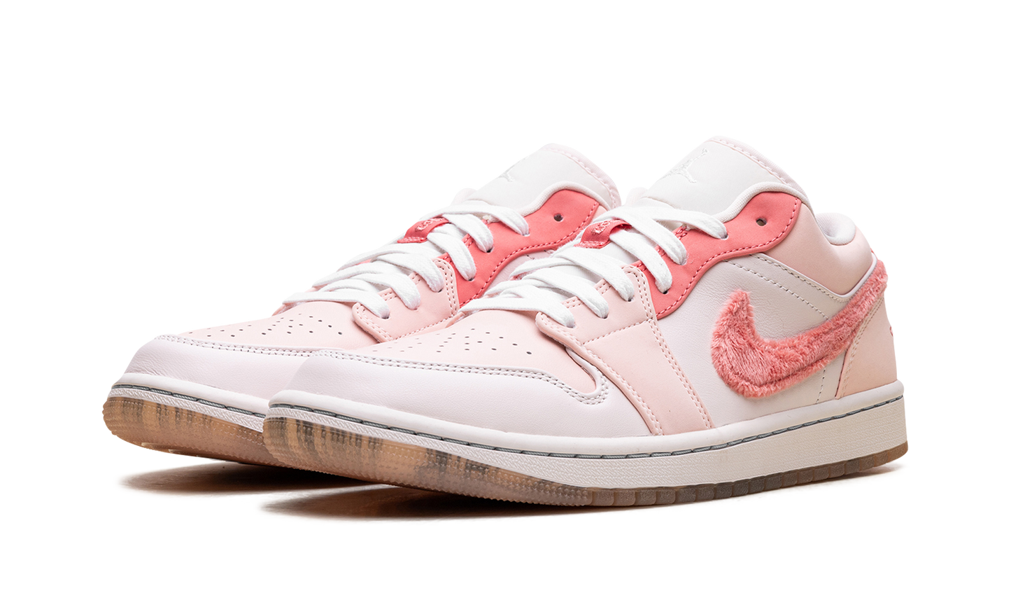 Jordan 1 Low SE WMNS "Mighty Swooshers Pink"