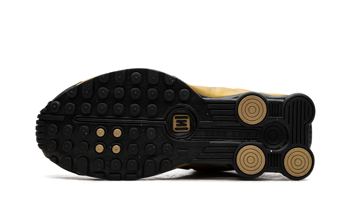 Shox R4 WMNS "Black / Metallic Gold"