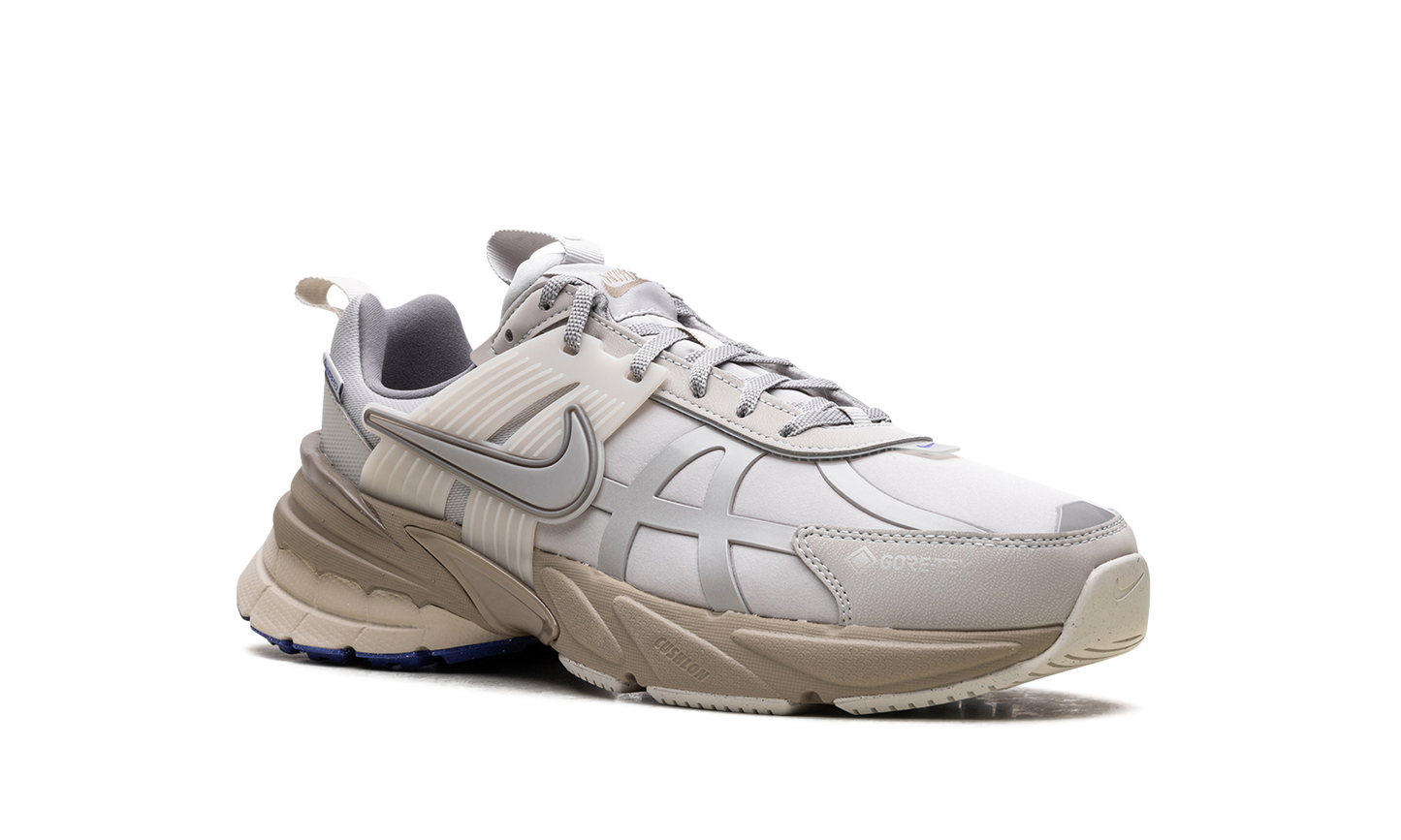 V2K Run WMNS "Gore-Tex Light Bone"