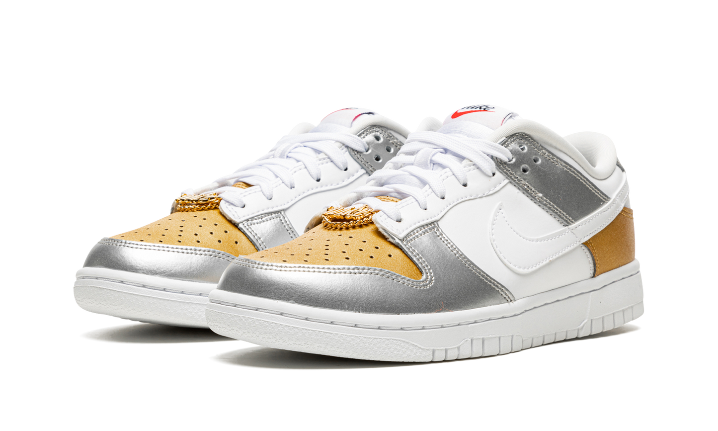 DUNK LOW WMNS "Gold White Silver"