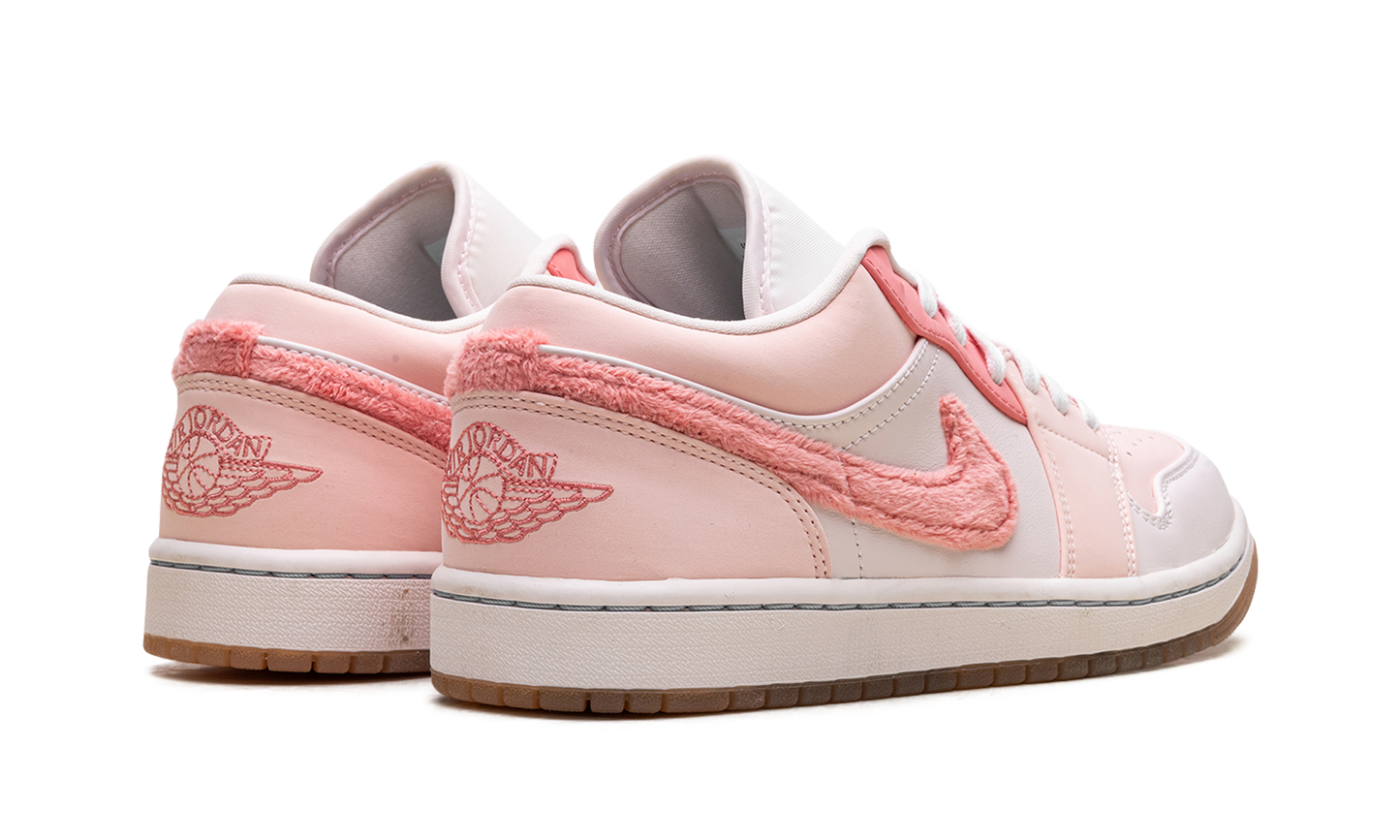Jordan 1 Low SE WMNS "Mighty Swooshers Pink"