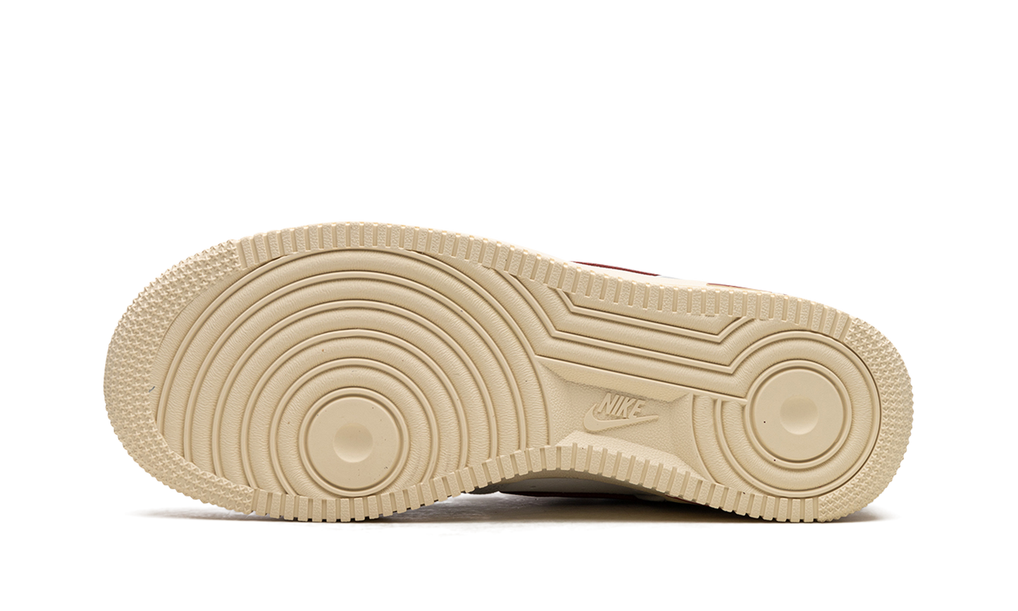 AIR FORCE 1 LO WMNS "Swoosh Pocket - Team Red"