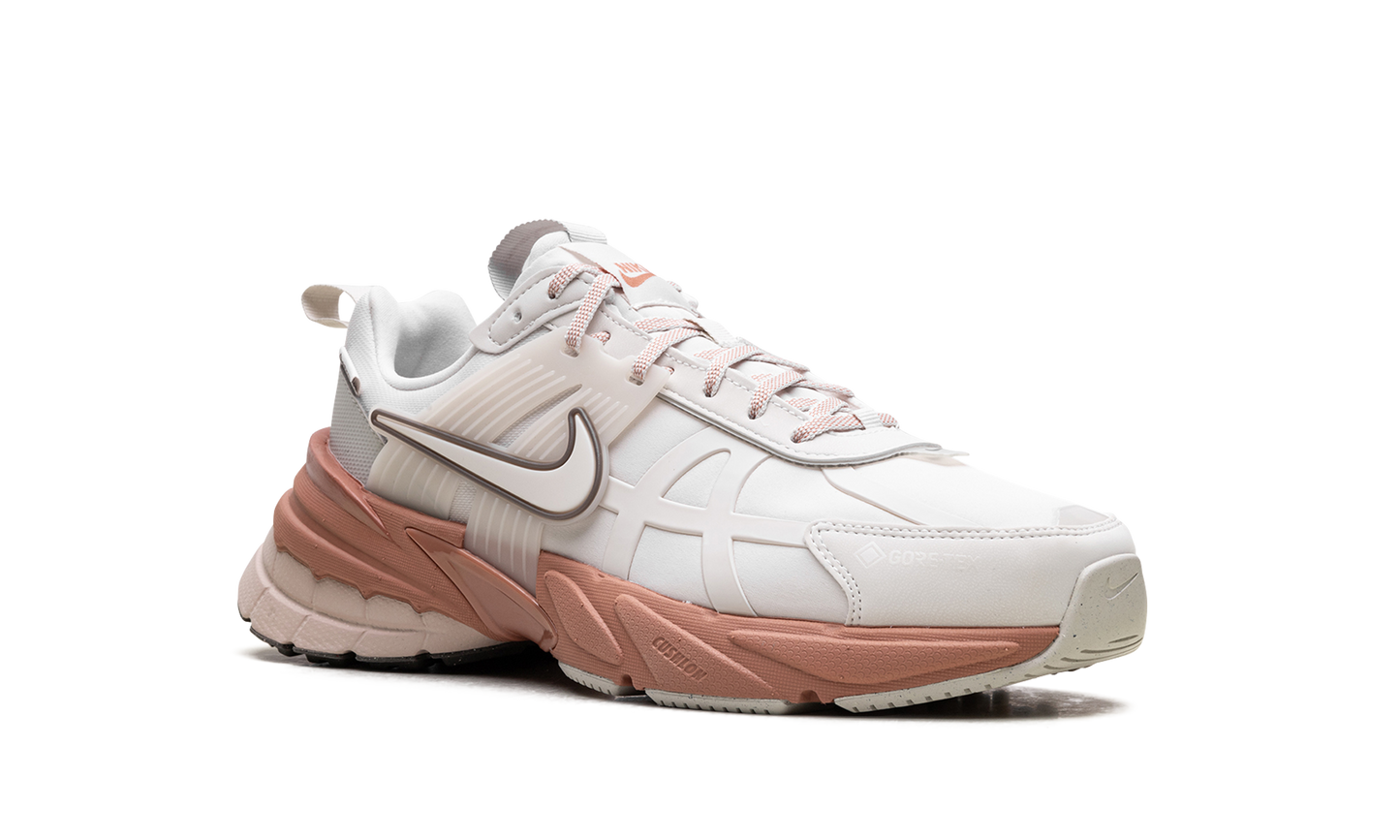 V2K Run WMNS "Gore-Tex Phantom Terra Blush"