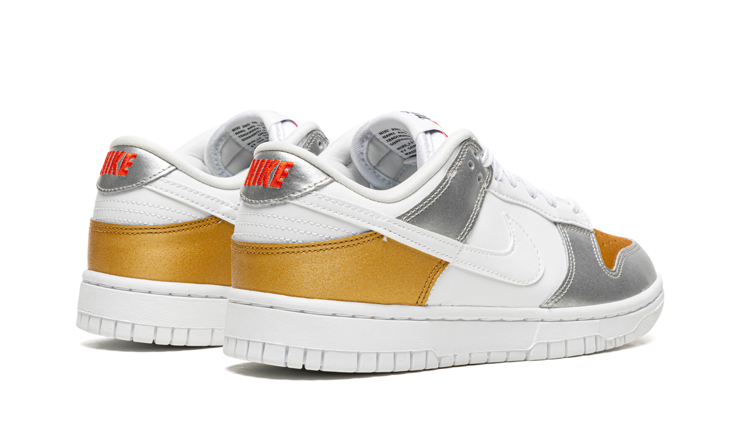 DUNK LOW WMNS "Gold White Silver"