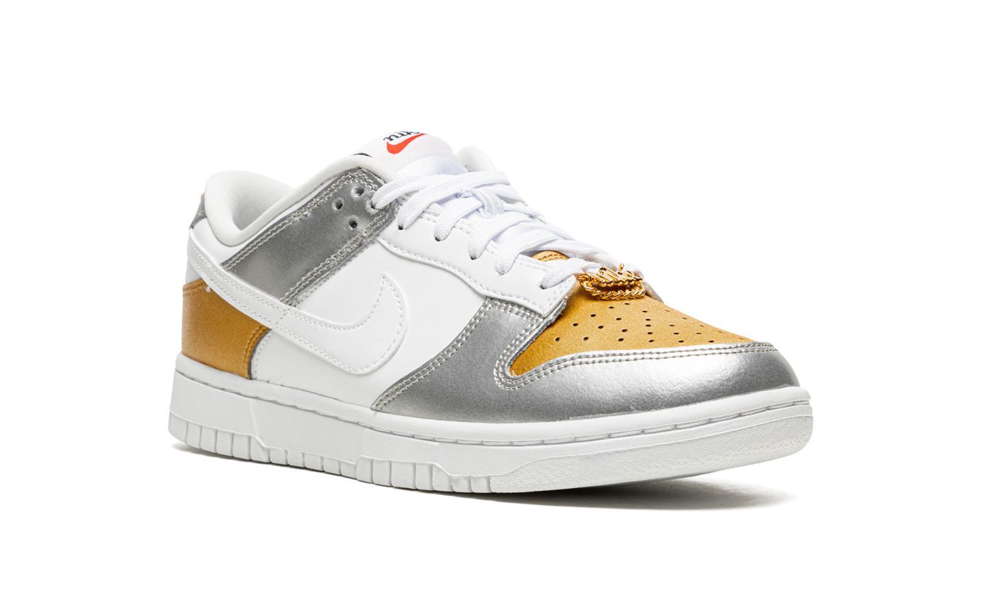 DUNK LOW WMNS "Gold White Silver"