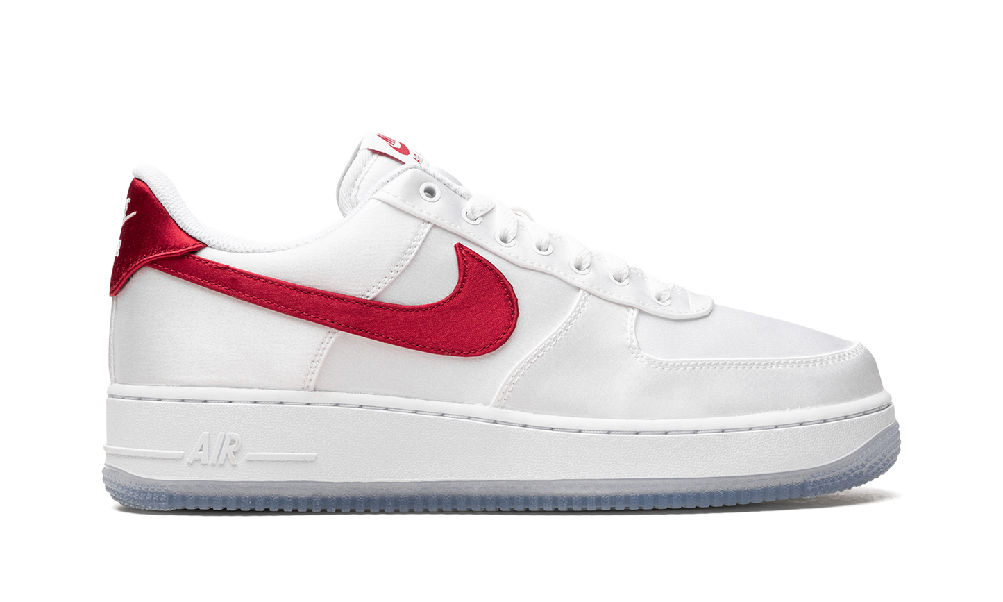 AIR FORCE 1 LO '07 WMNS "Satin White Varsity Red"