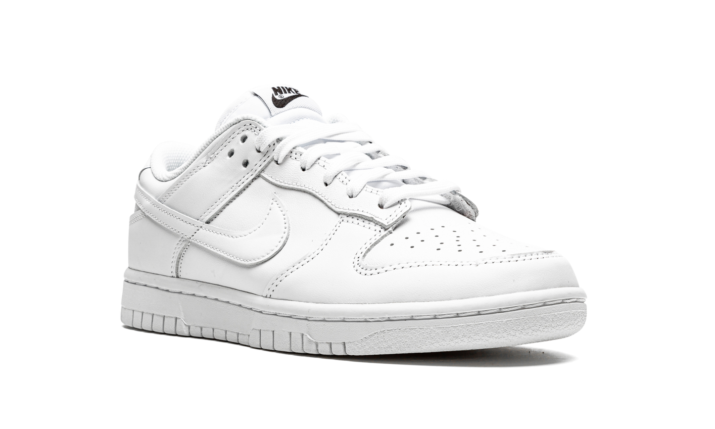 DUNK LOW WMNS "Triple White"